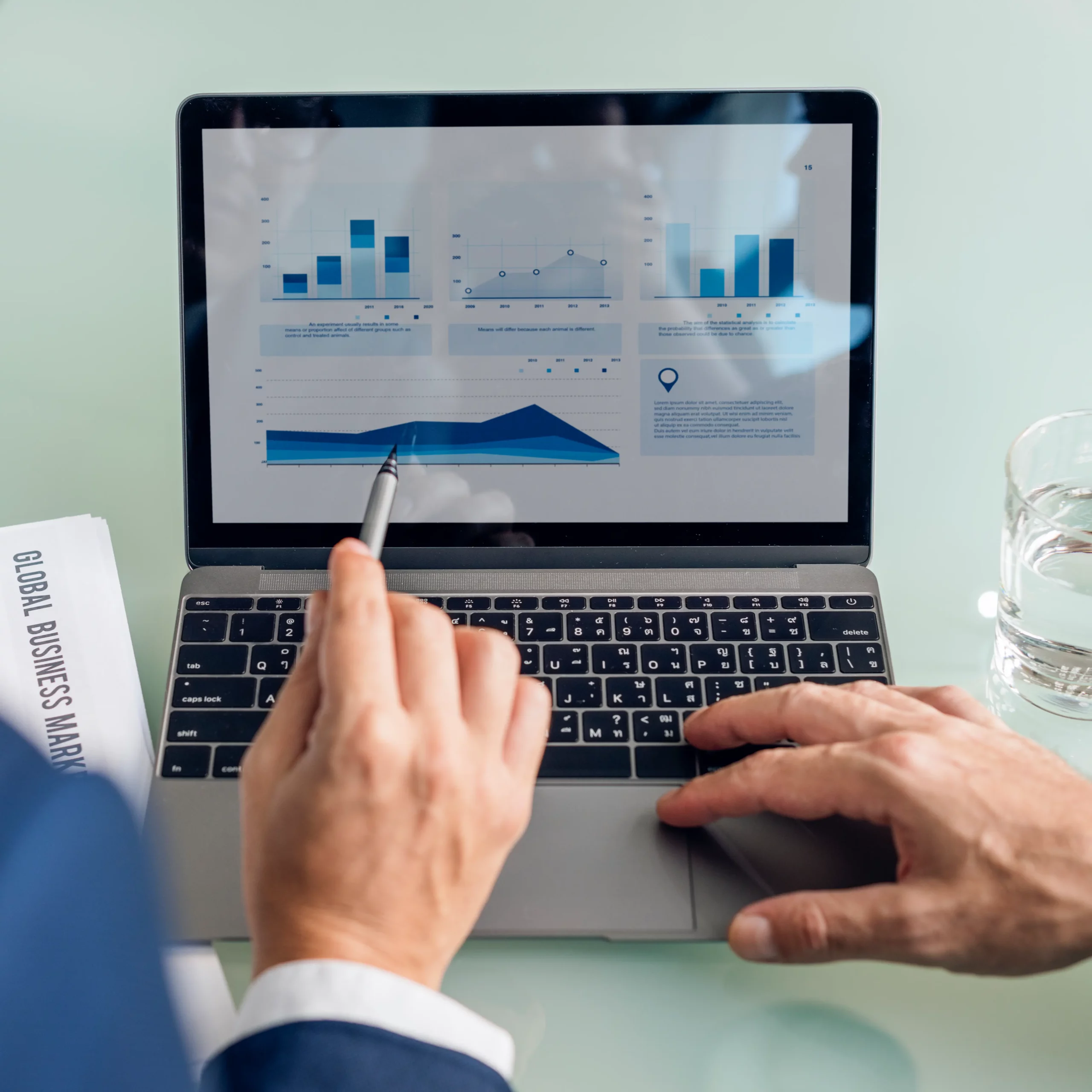 Analyse de graphiques et de tableaux de données sur un ordinateur portable